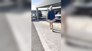 Mostra la fica nel parcheggio dell'aeroporto