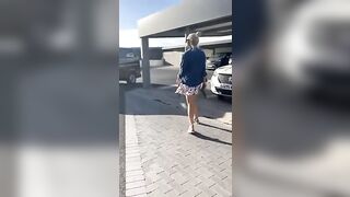Mostra la fica nel parcheggio dell'aeroporto