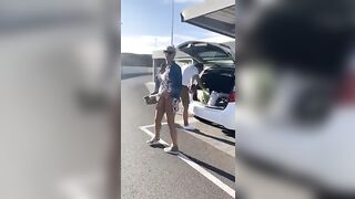 Mostra la fica nel parcheggio dell'aeroporto