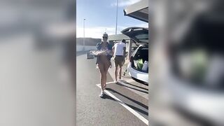 Anteprima del video: Mostra la fica nel parcheggio dell'aeroporto