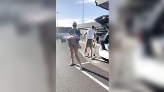 Mostra la fica nel parcheggio dell'aeroporto