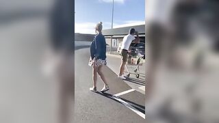 Mostra la fica nel parcheggio dell'aeroporto