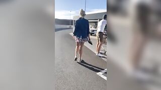 Mostra la fica nel parcheggio dell'aeroporto