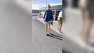 Mostra la fica nel parcheggio dell'aeroporto