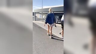 Mostra la fica nel parcheggio dell'aeroporto