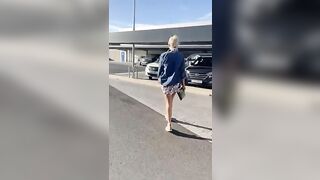 Mostra la fica nel parcheggio dell'aeroporto