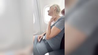 Milf italiana si masturba in aereo