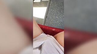 Ditalino in short in treno ragazza italiana esibizionista