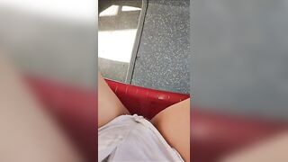 Ditalino in short in treno ragazza italiana esibizionista