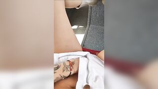 Ditalino in short in treno ragazza italiana esibizionista