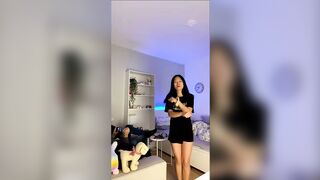 Quasi beccata dalla mamma durante la live coi fans