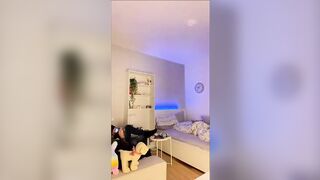 Quasi beccata dalla mamma durante la live coi fans