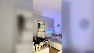 Quasi beccata dalla mamma durante la live coi fans