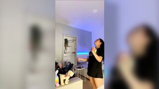 Quasi beccata dalla mamma durante la live coi fans