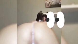 Teen in perizoma con bel culetto a pecorina