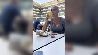 Anteprima del video: Milf italiana esibizionista senza slip al ristorante mostra la fica