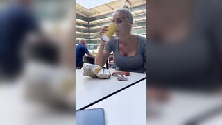 Milf italiana esibizionista senza slip al ristorante mostra la fica