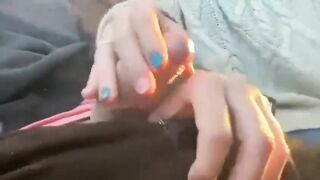 Si accorge che mi sego sul treno e si fa scopare nel bagno