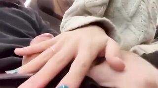 Si accorge che mi sego sul treno e si fa scopare nel bagno