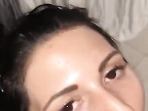 Spompina l'amico nero e ingoia la sua sborra calda