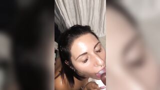 Spompina l'amico nero e ingoia la sua sborra calda