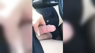 Sega in macchina il cazzettino del suo schiavo