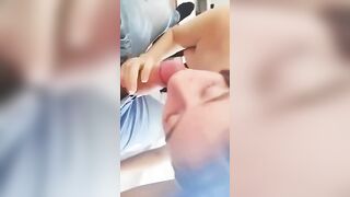 Puttanella fa un pompino al suo ragazzo