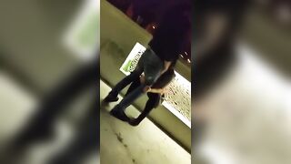 Ragazzo italiano si fa fare un pompino in disco davanti agli amici