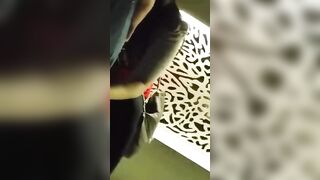 Ragazzo italiano si fa fare un pompino in disco davanti agli amici