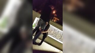 Ragazzo italiano si fa fare un pompino in disco davanti agli amici