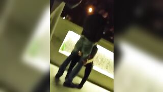 Ragazzo italiano si fa fare un pompino in disco davanti agli amici