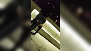 Ragazzo italiano si fa fare un pompino in disco davanti agli amici