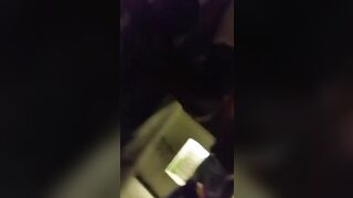 Ragazzo italiano si fa fare un pompino in disco davanti agli amici