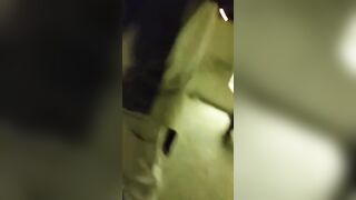 Ragazzo italiano si fa fare un pompino in disco davanti agli amici