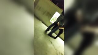 Ragazzo italiano si fa fare un pompino in disco davanti agli amici