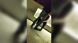 Ragazzo italiano si fa fare un pompino in disco davanti agli amici