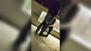 Ragazzo italiano si fa fare un pompino in disco davanti agli amici