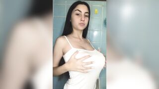 Teen tettona naturale nella doccia