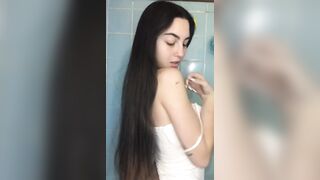 Teen tettona naturale nella doccia