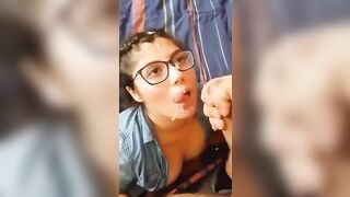 Giovane studentesa sborrata sugli occhiali