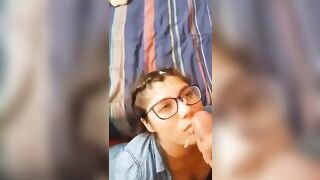 Giovane studentesa sborrata sugli occhiali