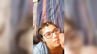 Giovane studentesa sborrata sugli occhiali