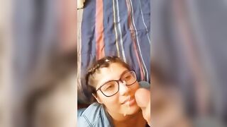 Giovane studentesa sborrata sugli occhiali