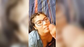 Giovane studentesa sborrata sugli occhiali