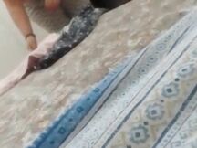 Mamma pina si spoglia davanti al figlio