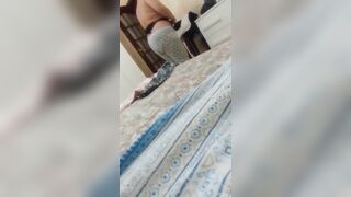 Mamma pina si spoglia davanti al figlio