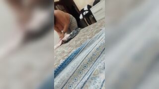 Mamma pina si spoglia davanti al figlio