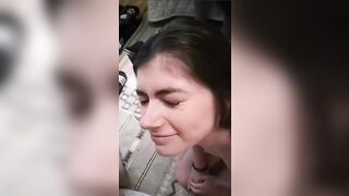 Tanto sperma succoso per la faccia da zoccola