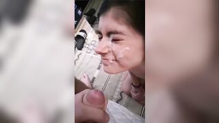 Tanto sperma succoso per la faccia da zoccola