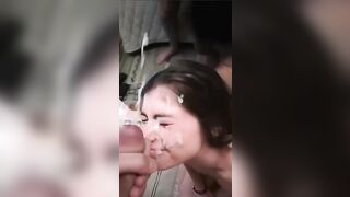 Tanto sperma succoso per la faccia da zoccola